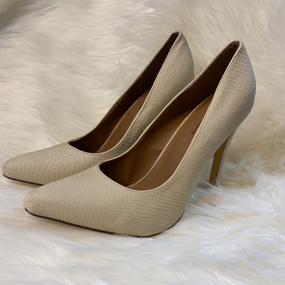 Michael Antonio Nude Beige Snake Print Pumps sz9
